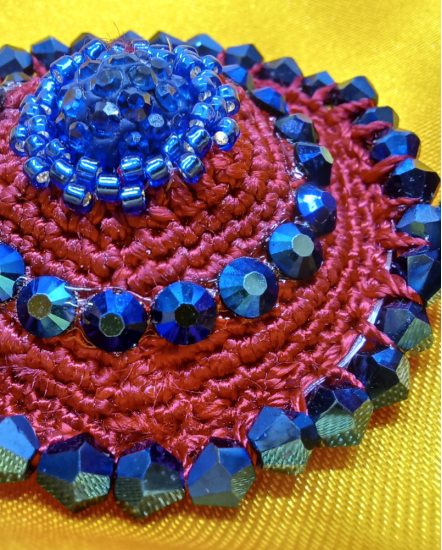 Háčkované dizajnové náušnice "Kráľovská červená"